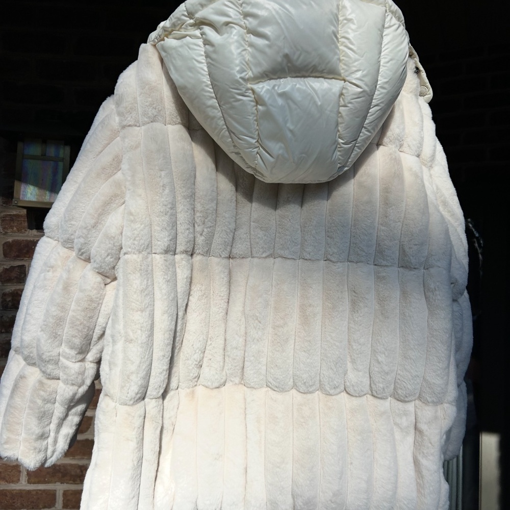 Montcler white fare faux fur detachable hood down jacket size 3NWT - Picture 16 of 16
